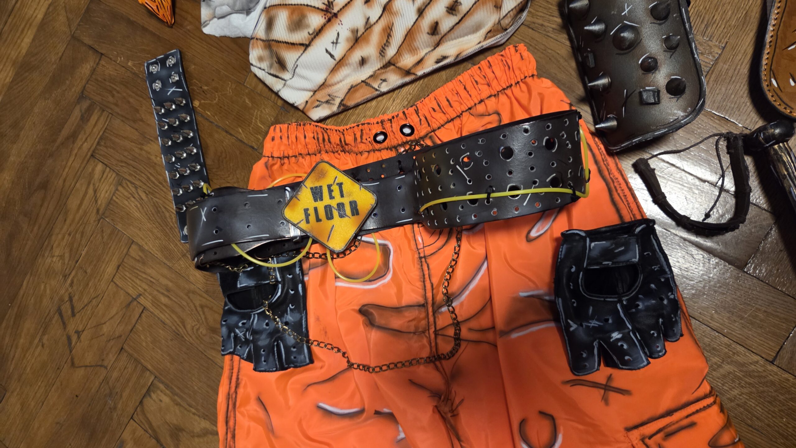 Borderlands Psycho Cosplay Set Pair – Male & Female Cell-Shaded Costumes USED - Image 8